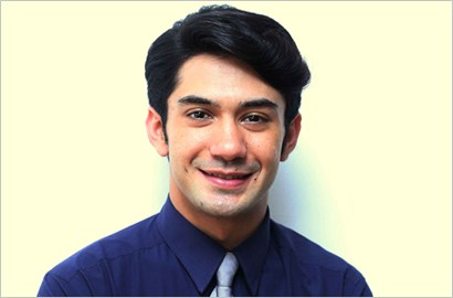 Reza Rahadian Masuk Rumah Sakit, Syuting 'Rudy Habibie' Stop Dulu