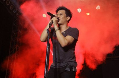 Masih Berduka, Ariel Tetap Tampil Total di Konser 'Bangkit untuk Satu' NOAH
