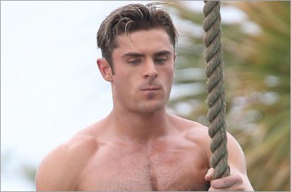 Pertama Kalinya, Zac Efron Pamer Pose Bareng Seluruh Pemain 'Baywatch'