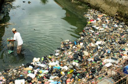 Tumpukan Sampah Cikapundung Tak Juga Hilang, Warga Ajukan Protes
