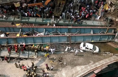Jalan Layang India Ambruk, 14 Orang Tewas dan Puluhan Korban Dilarikan ke RS