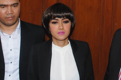 Pangkas Rambut Hingga Botak, Julia Perez Diminta Pakai Hijab