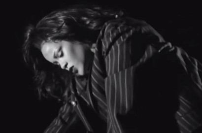 Sensualnya Rihanna Pamer Dada dan Lekuk Tubuh di MV 'Kiss It Better'