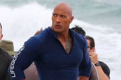Keren, Dwayne Johnson Selamatkan Bocah Laki-Laki di Foto Baru 'Baywatch'