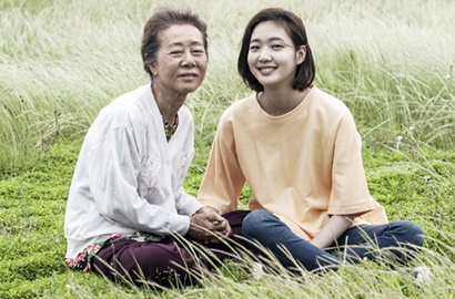 Tidur di Pangkuan Nenek, Kim Go Eun Bikin Haru di 'Grandmother Gyechoon'