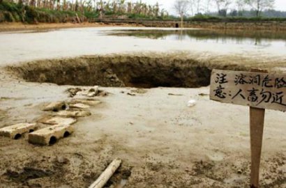 Ngeri, Lubang Raksasa Ini Tiba-Tiba Muncul di Kolam Ikan Tiongkok