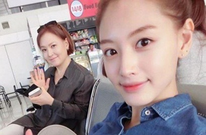 Jaekyung Rainbow Pamer Foto Liburan Bareng Ibu, Netizen: Itu Kembarannya?