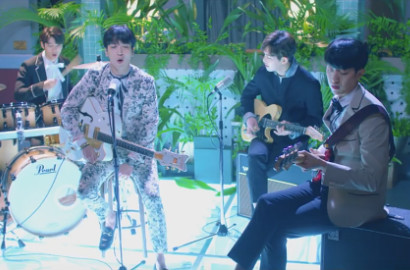 Terpesona Cewek Cantik, Unyunya CN Blue Jadi Salting di MV 'You're So Fine'