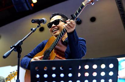 Rilis Single 'Tentang Perasaanmu', Sandhy Sondoro Gandeng Produser The Rolling Stones