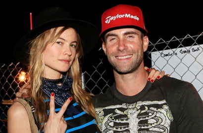 Bangga Akan Jadi Ayah, Adam Levine Pamer Foto Istri Pakai Bikini