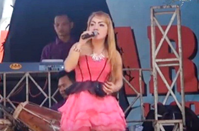 Miris, Pedangdut Ini Meninggal Dunia Karena Dipatuk Ular Saat Manggung