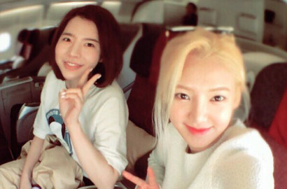 Tebar Senyum Cantik, Sunny-Hyoyeon Girang Sapa Fans Saat Tiba di Bali