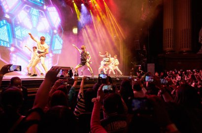 Cedera Kaki, Sunggyu Pilih Duduk di Kursi Saat Infinite Tampil di 'K Soul in Mexico'