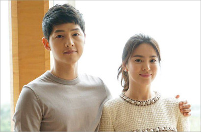 Cieee, Ternyata Wallpaper Ponsel Hye Kyo Fotonya Bareng Joong Ki
