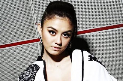 Tampil Cantik Feminin, Agnes Monica Sukses Bikin Netter Heboh