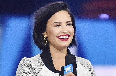 Kocak, Begini Reaksi Demi Lovato Usai Jatuh di Panggung WE Day California
