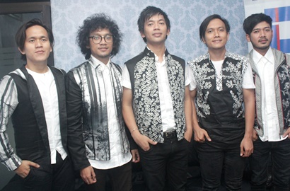 Pamer Foto Syuting MV, D'Masiv Selfie Ganteng Sama Musisi Amerika Raef