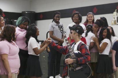 Bikin Heboh dan Kaget Siswa, Justin Bieber Nyanyi Dadakan di SMA di Oklahoma