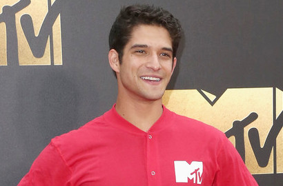 Tampil Unik, Busana Tyler Posey cs Sukses Sedot Perhatian di MTV Movie Awards