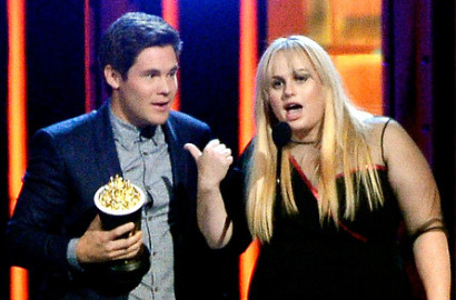 Rebel Wilson-Adam DeVine Pamer Ciuman 'Pitch Perfect 2' di MTV Movie Awards