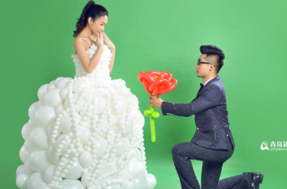 Ingin Beda, Seorang Pria Hadiahkan Gaun Pengantin dari Balon untuk Mempelainya