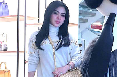 Syahrini Tampil Cantik Pakai Mantel Bulu Pink, Netter: Kayak Gulali
