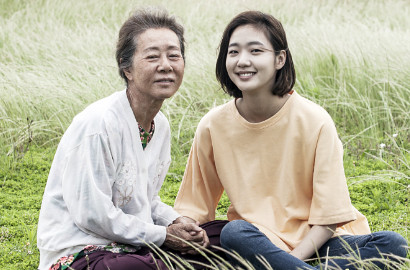 Kim Go Eun Senyum Ceria Bareng Sang Nenek di Poster Baru 'Grandmother Gyechoon'