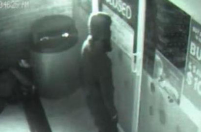 Bikin Heboh, Beredar Video Seorang Pria Mampu Menembus Pintu Toko