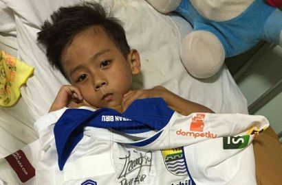 Jenguk Bocah Diduga Korban Tabrak Lari Bobotoh, Pemain Persib Sampai Nangis