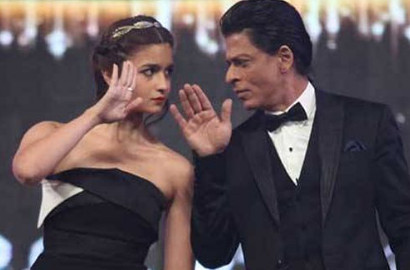 So Sweet, Shahrukh Khan Pinjamkan Jas untuk Baju Terbuka Alia Bhatt