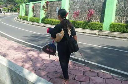 Foto Kisah Ibu Buta Menjual Sapu Sambil Gendong Anak Ini Bikin Netter Heboh