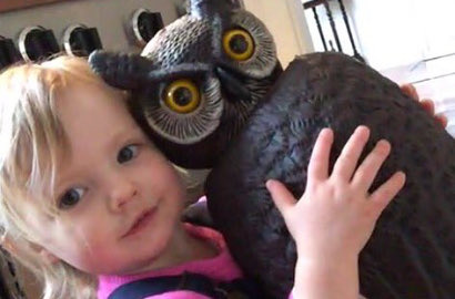 Imutnya, Gadis Kecil Ini Tak Mau Lepas dari Burung Hantu Mainan