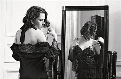 Pakai Baju Tembus Pandang, Kristen Stewart Pamer Dada di Foto Chanel