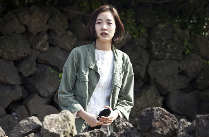 'Grandmother Gyechoon' Rilis Foto Baru, Kim Go Eun Termenung di Tengah Jalan