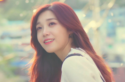 Eun Ji A Pink Jalan-Jalan Sambil Kenang Ayah di MV Solo 'Hopefully Sky'