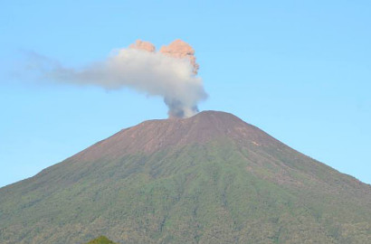 Tim SAR Selamatkan Mahasiswa UI yang Jatuh di Lereng Gunung Slamet