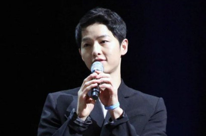 Song Joong Ki Tulis dan Bacakan Surat Cinta untuk Fans di Fanmeeting