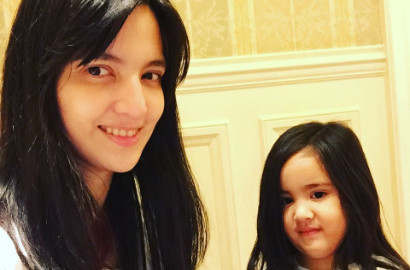 Nia Ramadhani dan Anak Tampil Berbikini, Seksi Mana?