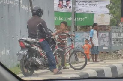 Wah, Bocah Bersepeda Ini Berani Hadang Pemotor yang Melintas di Trotoar
