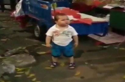 Waduh, Bocah 3 Tahun Marahi Petugas Saat Akan Gusur Lapak Sang Nenek