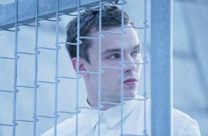 Dramatisnya Cinta Terlarang Nicholas Hoult dan Kristen Stewart di Trailer 'Equals'