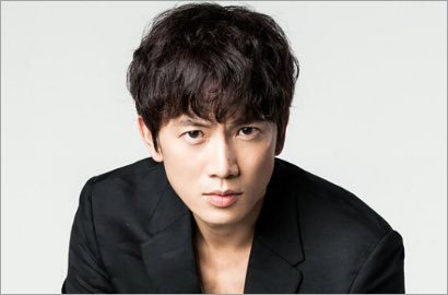 Cuma Pakai Kaos Oblong, Ji Sung Tetap Kece di Jumpa Pers 'Entertainer'