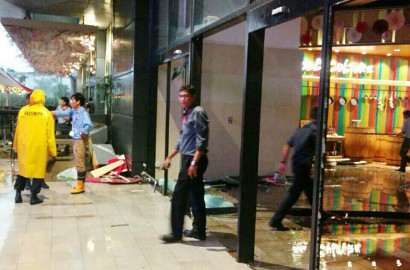 AEON Mall Disambar Petir, Pengunjung Terluka Kena Kaca Pecah