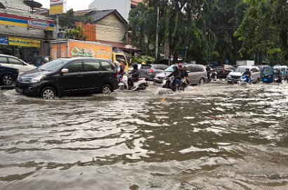 Sejumlah Lokasi di Jabodetabek Tergenang Air, #Banjir Jadi Trending Topik