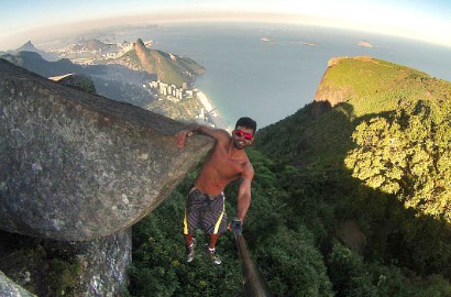 Pose di Tebing Setinggi 843 Meter, Intip Foto Selfie Paling Berbahaya di Dunia