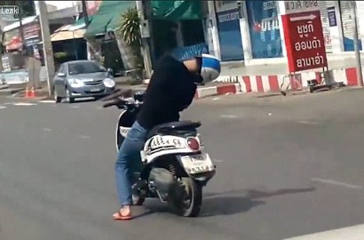 Bikin Deg-Degan, Pengendara Motor Ini 'Tidur' Saat Nyetir
