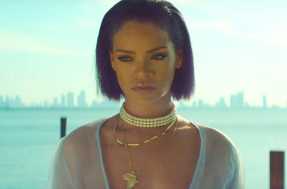 Berbalut Baju Transparan, Rihanna Pamer Dada di MV 'Needed Me'