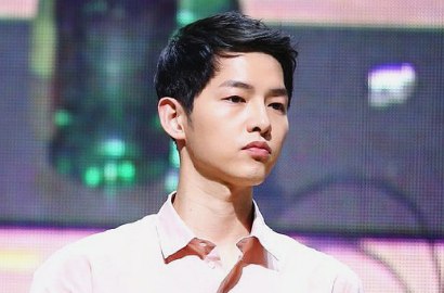 Pose Topless di Ranjang, Song Joong Ki Sukses Bikin Fans Heboh