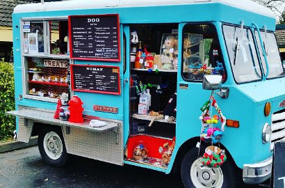 Unik, Truk Makanan Keliling Ini Sediakan Menu Khusus Anjing