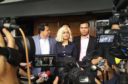 Datang Sidang Pakai Wig Pirang, Jupe Bahagia Segera Menjanda